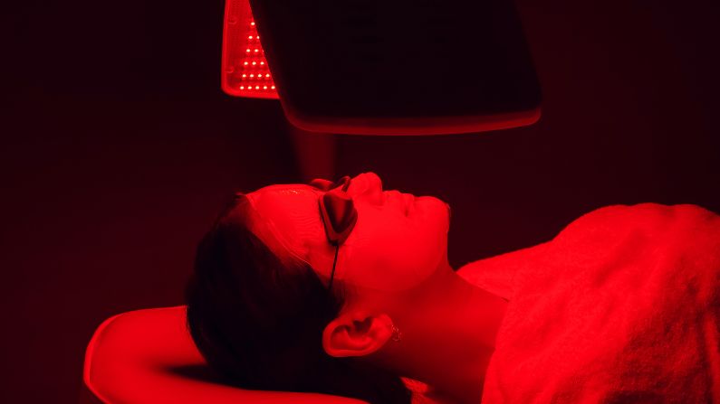 Cara Hilankan Kulit Kepala Kering Terapi Cahaya Merah