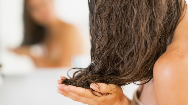 Cara memakai minyak zaitun untuk rambut