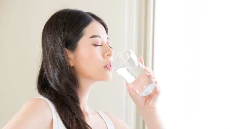 Cara Hilangkan Sembelit minum air