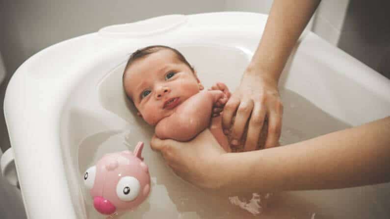 Cara merawat Bayi Sembelit mandi air suam