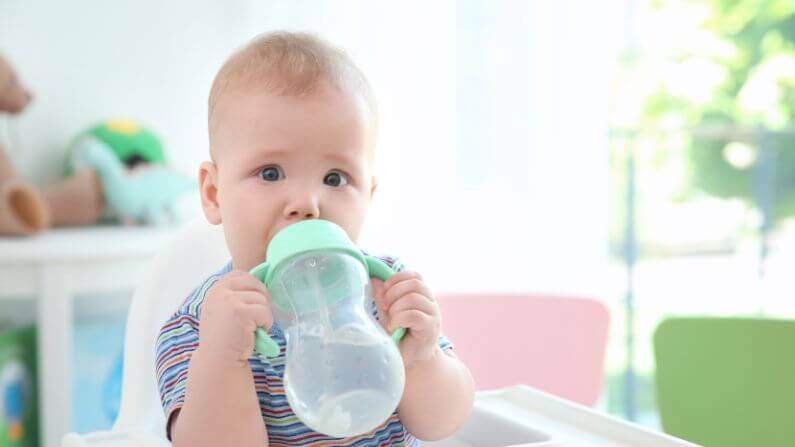 Cara merawat Bayi Sembelit minum air kosong