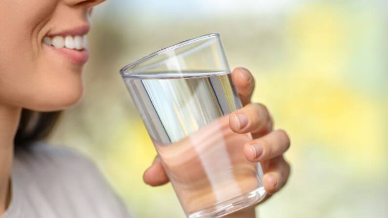Cara merawat Sembelit Berdarah minum air